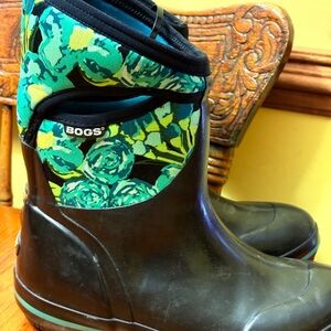 Great condition women's sz 8 BOGS Green Floral Waterproof Boots
